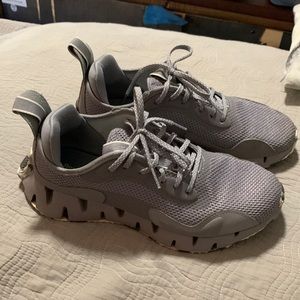 Reebok running shoe. 8M